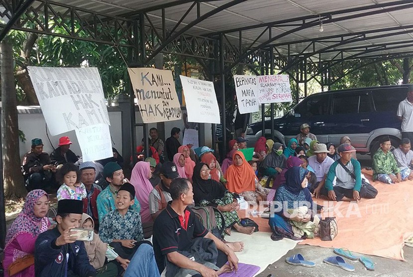 Warga Terkena Proyek (WTP) Jalan Tol Semarang- Batang asal delapan Desa di Kabupaten Kendal mengungsi di halaman parkir DPRD Kabupaten Kendal, Jawa Tengah, Jumat (27/4). 