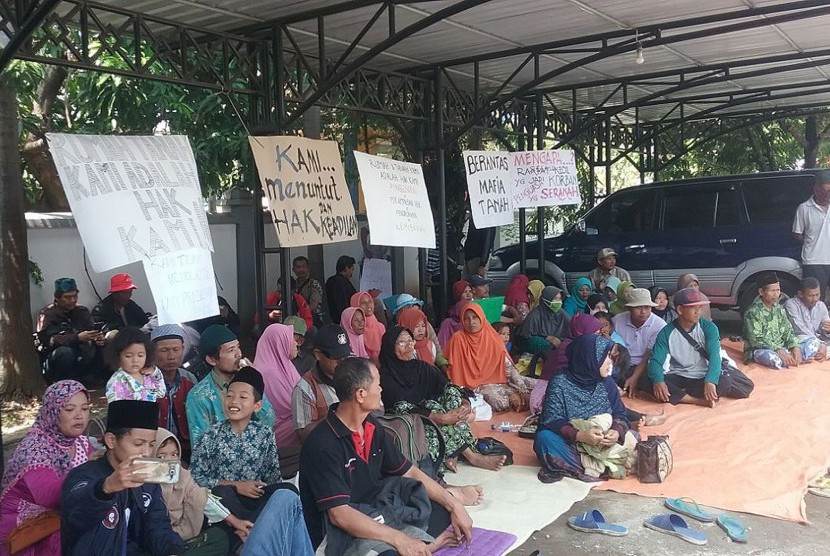 Warga Terkena Proyek (WTP) jalan tol Semarang- Batang mengungsi di halaman parkir DPRD Kabupaten Kendal.