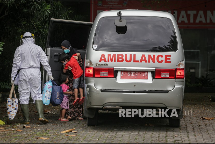 Warga terkonfirmasi COVID-19 turun dari ambulans setibanya di Rumah Karantina COVID-19 Kabupaten Tangerang, Banten, Rabu (16/6/2021). Jumlah keterisian tempat tidur untuk pasien COVID-19 di tempat tersebut mencapai 273 atau mencapai 100 persen per Rabu (16/6) sore akibat lonjakan kasus COVID-19 di Kabupaten Tangerang. Pemerintah Kabupaten Tangerang, Provinsi Banten telah menghabiskan dana sebesar Rp 45 miliar untuk pembebasan lahan seluas 4,9 hektare dalam proyek pembangunan Rumah Sakit Daerah (RSUD) tipe C di kelurahan Tigaraksa, Tangerang.