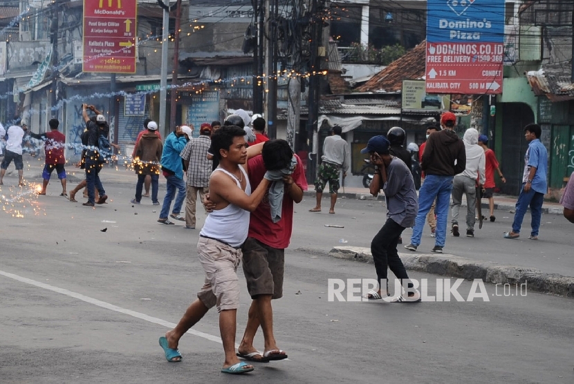 Warga terlibat aksi tawuran di persimpangan Jambul, Cawang, Jakarta Timur, Senin (24/4).