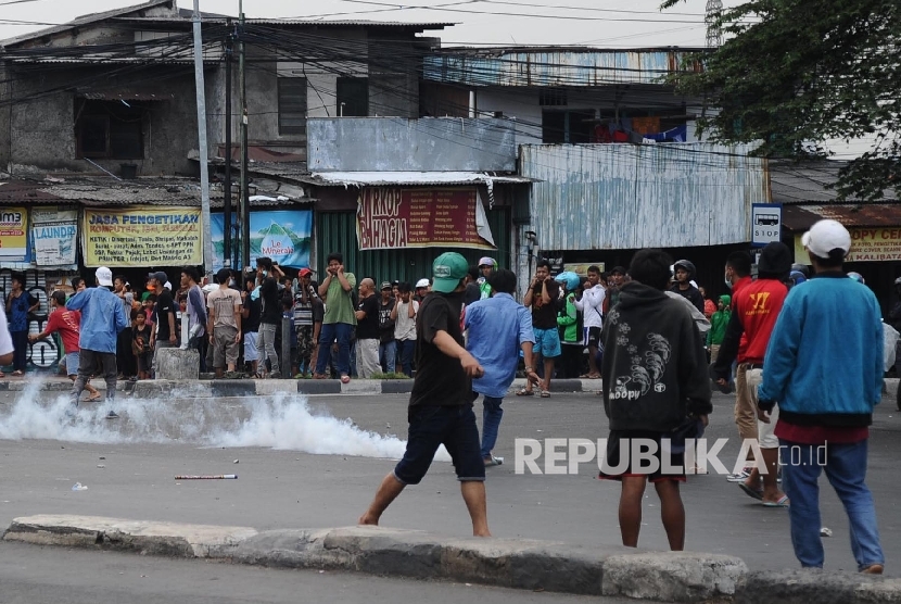 Warga terlibat aksi tawuran di persimpangan Jambul, Cawang, Jakarta Timur, Senin (24/4).