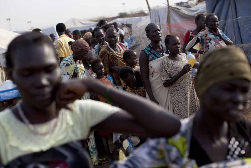 Warga terpaksa mengungsi akibat konflik yang melanda Sudan. 