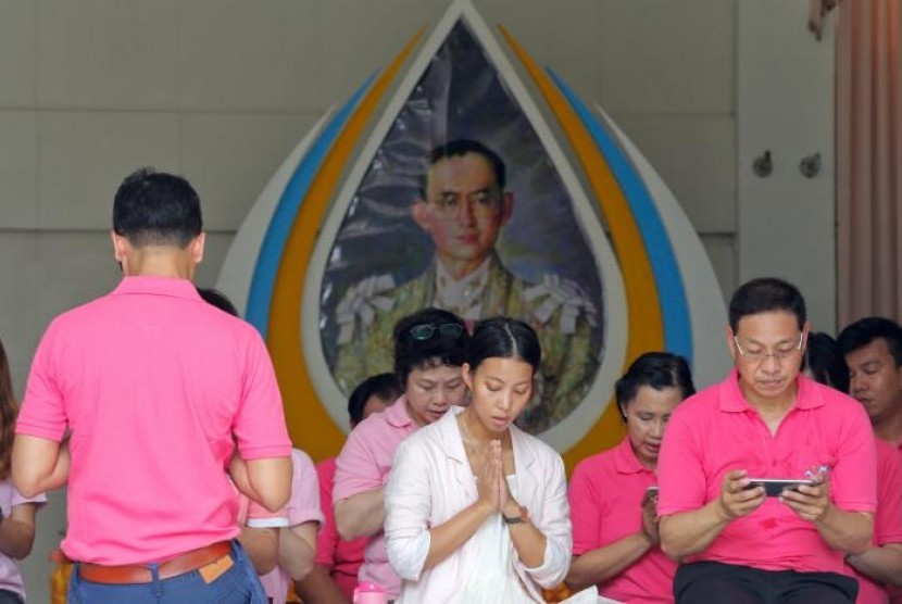 Warga Thailand berdoa demi kesembuhan Raja Bhumibol Adulyadej di Siriraj Hospital di Bangkok, Thailand, 11 Oktober 2016.