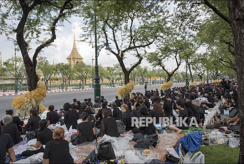 Warga Thailand duduk di pedestrian dekat Kompleks krematorium kerajaan yang akan digunakan dalam prosesi pemakaman mendiang Raja Bhumibol Adulyadej di Bangkok