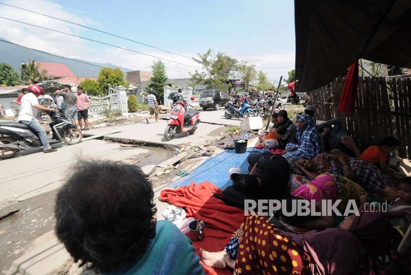 Warga tidur di luar rumah untuk menghindari gempa susulan pascagempa bumi disertai tsunami di Palu, Sulawesi Tengah (ilustrasi)