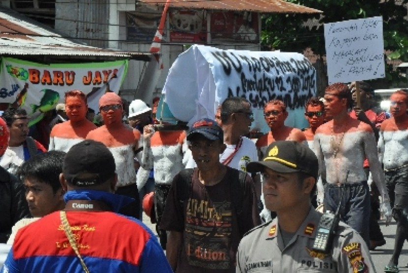 Warga Timika menggelar demo di depan DPRD Mimika, Timika, Papua, Senin (6/1).