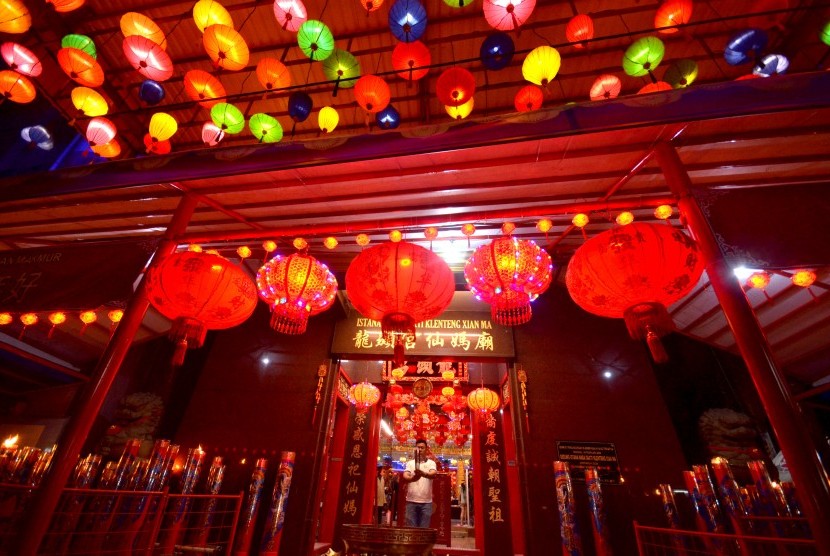 Warga Tionghoa berdoa menjelang perayaan Tahun Baru Imlek 2568, Jumat (27/1). (Ilustrasi)