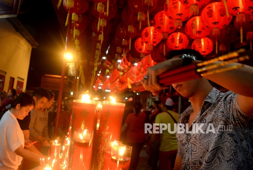 Warga Tionghoa bersiap melakukan bersembahyang di Vihara Dharma Bhakti Petak Sembilan, Jakarta (ilustrasi) 
