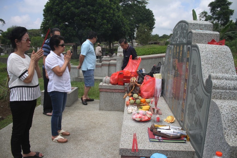 Warga Tionghoa melakukan ritual Ceng Beng (ilustrasi).