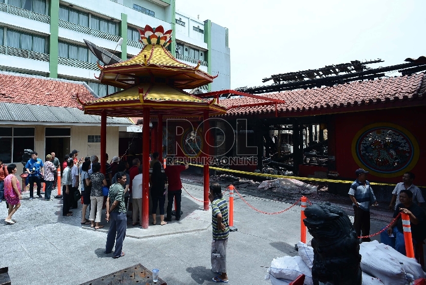 Warga Tionghoa mengunjungi Vihara Dharma Bhakti saat hari perayaan Cap Go Meh di Petak Sembilan, Jakarta Barat, Kamis (5/3).