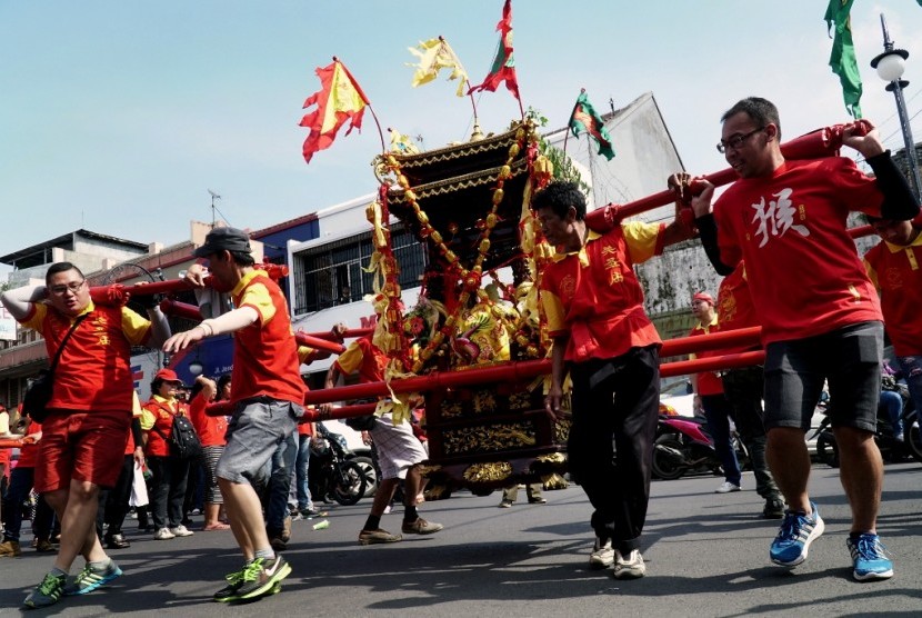 Warga Tionghoa merayakan Cap Go Meh 2017 di kawasan jalan Sudirman Bandung, Jawa Barat, Sabtu (18/2). Acara ini dihadiri oleh Wali Kota Bandung Ridwan Kamil.