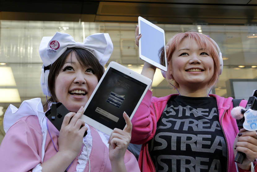   Warga Tokyo mengantre berburu Apple iPad Mini di Tokyo, Jumat (2/11).    (AP/Koji Sasahara)