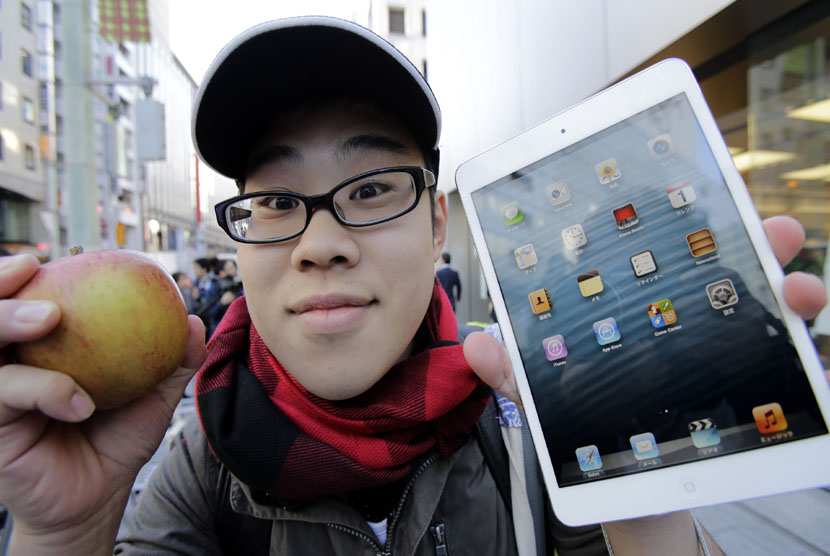   Warga Tokyo mengantre berburu Apple iPad Mini di Tokyo, Jumat (2/11).    (AP/Koji Sasahara)