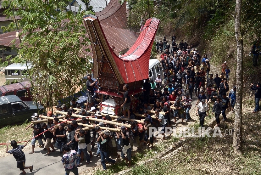 Warga Toraja mengarak peti jenazah almarhum Lassi Allo To'dang pada ritual Ma’pallao prosesi upacara kematian Rambu Solo di Kelurahan Ba'tan, Kesu, Tana Toraja, Sulawesi Selatan.