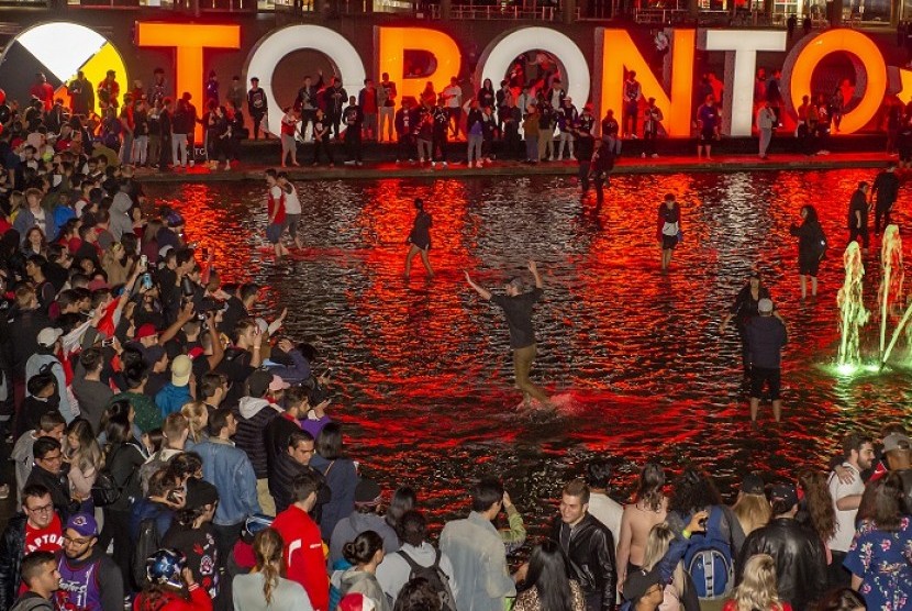 Warga Toronto merayakan keberhasilan Toronto Raptors juara NBA 2019.