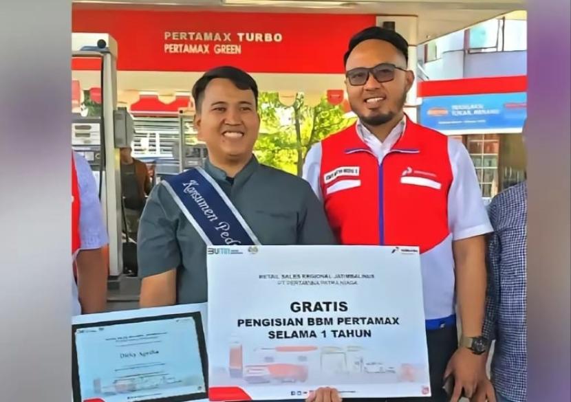 Warga Tulangan, Kabupaten Sidoarjo, Dicky Aprilio (27 tahun) mendapat voucer gratis Pertamax setahun.