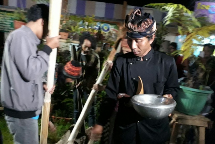 Warga Tumpang, Kabupaten Malang memilih tradisi pukul lesung padi dalam menyambut fenomena gerhana bulan, Rabu malam (31/1).