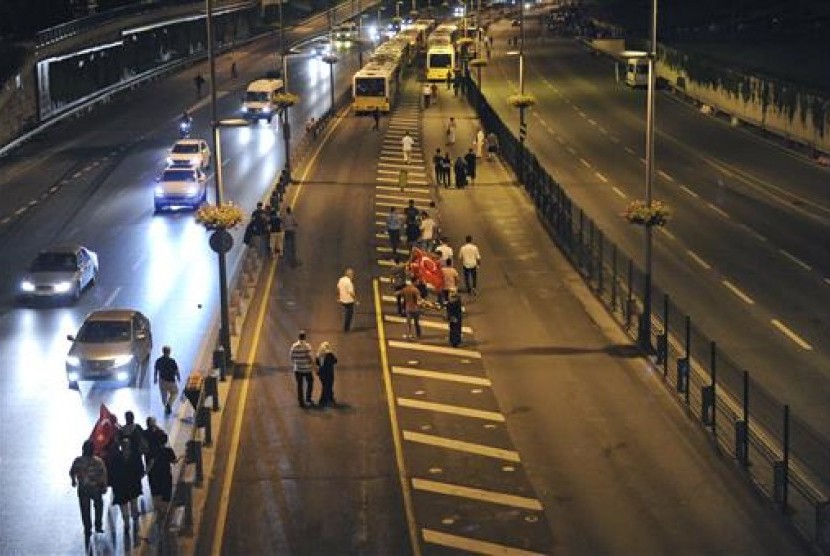 Warga Turki berjalan untuk menyampaikan dukungannya terhadap pemerintahan yang hendak digulingkan, Sabtu (16/7).