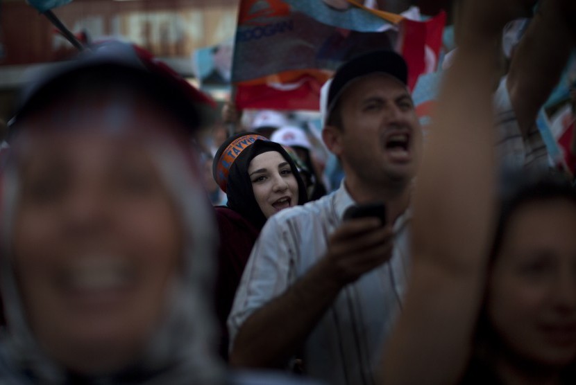 Warga Turki merayakan kemenangan PM Recep Tayyip Erdogan pada pemilu 2014, Ahad (10/8)