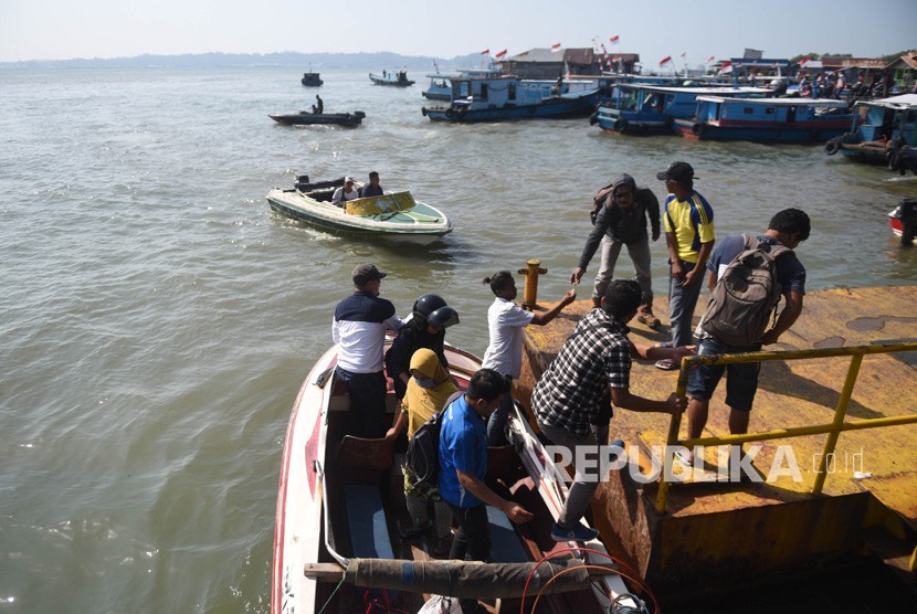 Warga turun dari perahu cepat di Pelabuhan Penyeberangan Penajam Paser Utara, Kalimantan Timur, Jumat (30/8/2019).