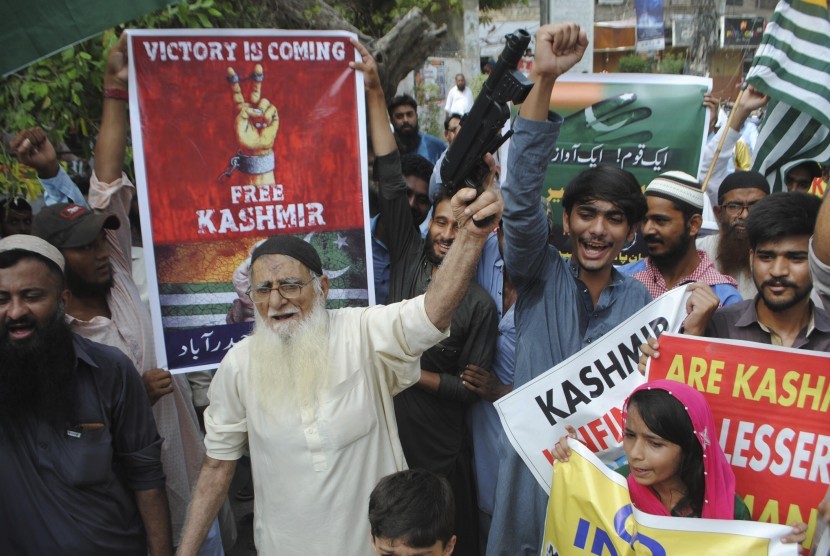 Warga turun ke jalan untuk menunjukkan dukungannya terhadap warga Kashmir di Hyderabad, Pakistan.