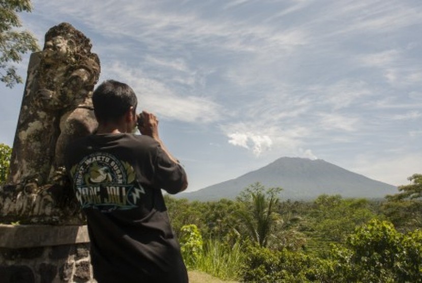Mount Agung seen from Observation Post in Rendang Village, Karangasem, Bali, Saturday (Oct 21).