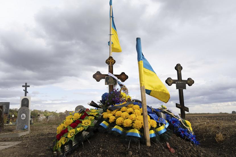 Warga Ukraina memakamkan kerabat yang menjadi korban serangan rudal Rusia
