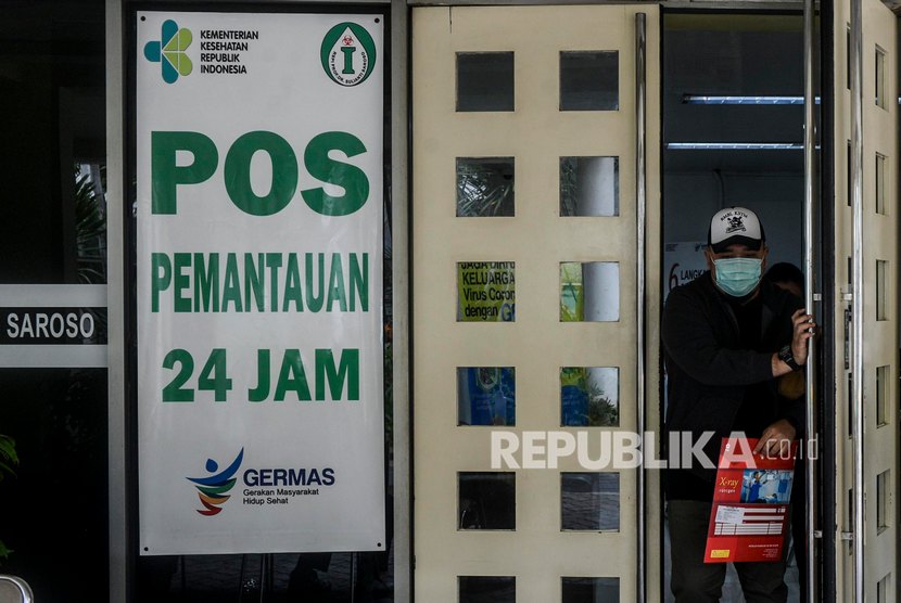 Warga usai memeriksakan kesehatannya di Pos Pemantauan Virus Corona RSPI Sulianti Saroso, Sunter, Jakarta, Kamis (5/3).