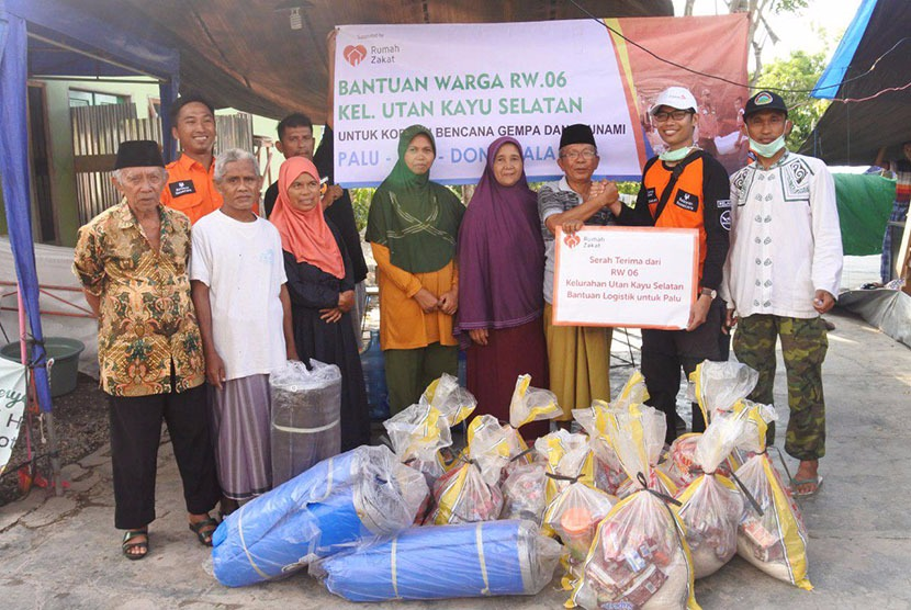 Warga Utan Kayu menyerahkan bantuan untuk korban gempa Palu melalui Rumah Zakat.