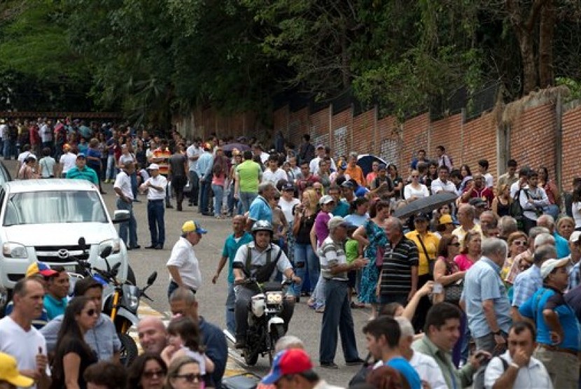 Warga Venezuela berbaris mengantre memberi dukungan atas petisi yang digagas oposisi di San Cristobal, Rabu, 27 April 2016. Petisi menyerukan referendum terhadap Presiden Nicolas Maduro di tengah krisis energi yang meluas.