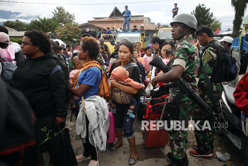 Warga Wamena yang akan mengungsi akibat ricuh.