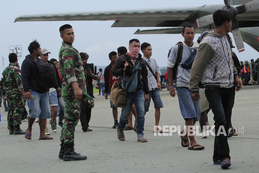 Warga Wamena yang diangkut menggunakan pesawat Hercules milik TNI AU tiba di Sentani, Jayapura, Papua, Selasa (1/10/2019).