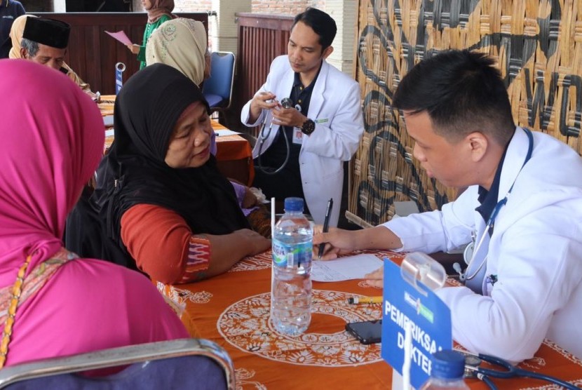 Warga Wonokerto, Sleman, mengikuti pengobatan gratis dan penyuluhan kesehatan yang digelar mahasiswa UIN Sunan Kalijaga Yogyakarta.