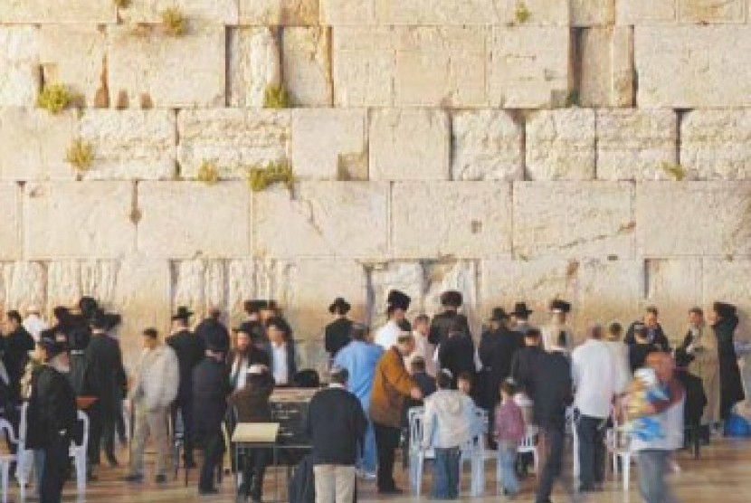 Polisi Israel memberikan pengawalan 50 orang Yahudi di Yerusalem. Warga Yahudi di Tembok Ratapan