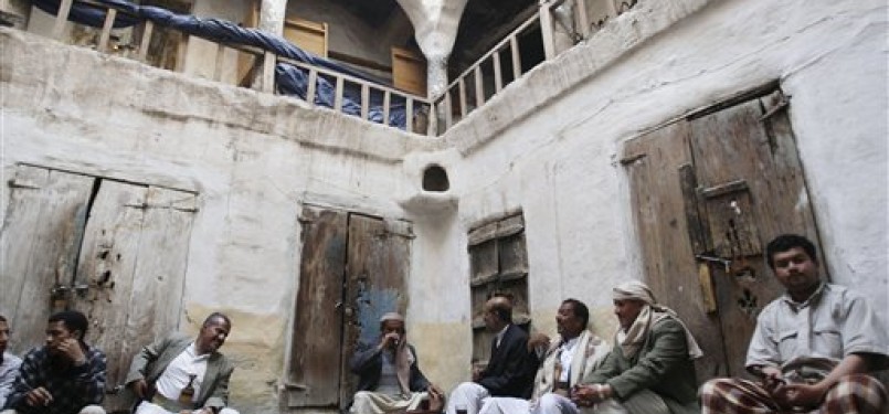 Warga Yaman ngobrol di warung kopi tradisional di Sanaa, Yaman, Sabtu (28/1). (ilustrasi)