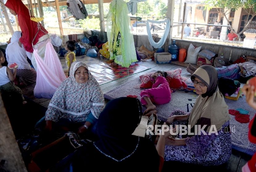Warga yang berada di tempat pengungsian Pidie Jaya, NAD, Kamis (8/12).