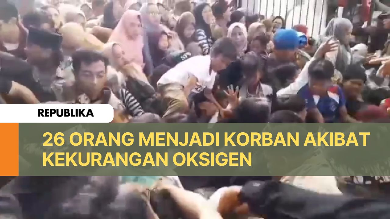 Warga yang berdesak-desakan saat menghadiri pesta rakyat pernikahan anak Gubernur Jawa Barat. Dedi Mulyadi