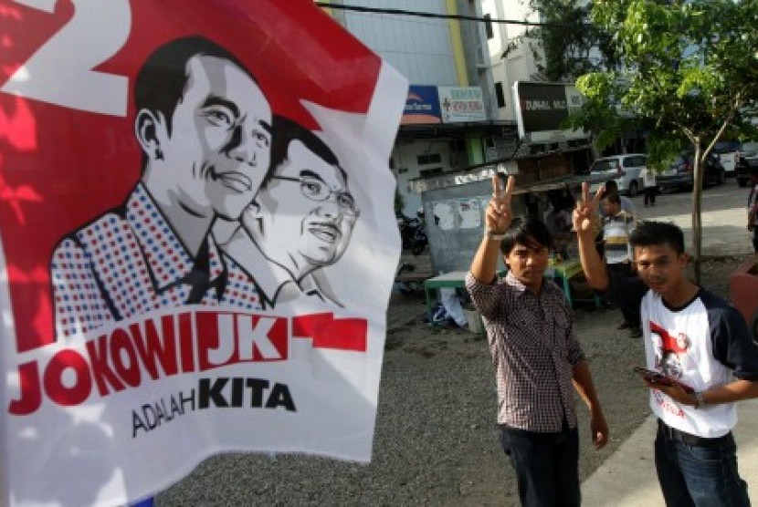 Warga yang bergabung dengan relawan Aceh untuk pemenangan Capres dan Cawapres Jokowi-JK saat menghadiri deklarasi Gerakan Masyarakat Jokowi For Presiden ke-7 (JKW4P-7) di Banda Aceh, Kamis (19/6). 