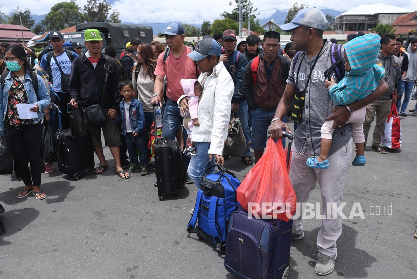 Warga yang gagal berangkat untuk mengungsi dengan menumpang pesawat Hercules TNI AU di Bandar Udara Wamena, Papua, Rabu (9/10/2019). 
