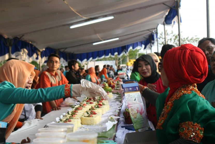 Warga yang mendatangai anjungan Pantai Losari, Makassar, mencoba berbagai panganan dari pisang ijo.