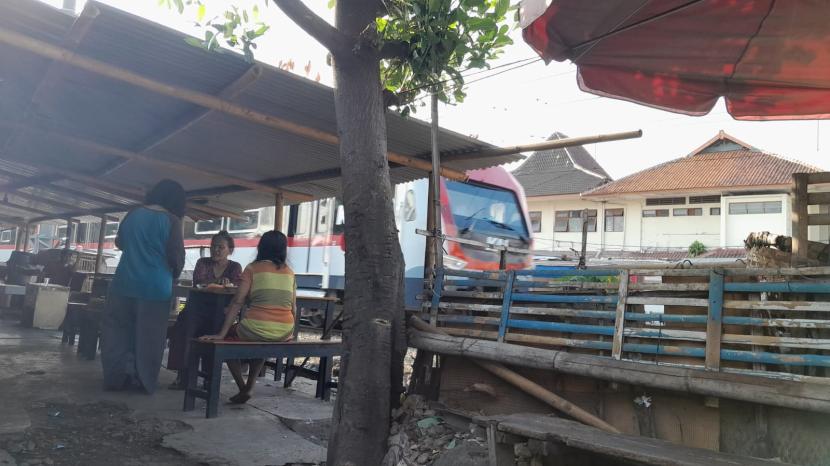 Warga yang menempati kawasan Bong Suwung di Kecamatan Gedong Tengen, Kota Yogyakarta, akan digusur untuk perluasan Stasiun Yogyakarta.