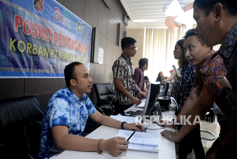  Warga yang menjadi korban First Travel mencari informasi di posko pengaduan korban First Travel di Bareskrim Polri, Jakarta, Jumat (25/8). 
