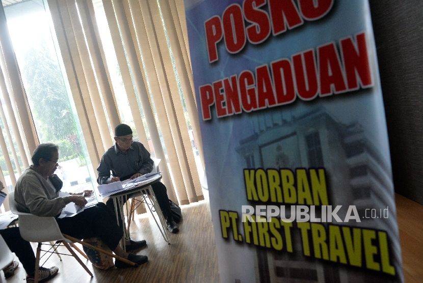  Warga yang menjadi korban First Travel mengisi formulir di posko pengaduan korban First Travel di Bareskrim Polri, Jakarta, Jumat (25/8). 