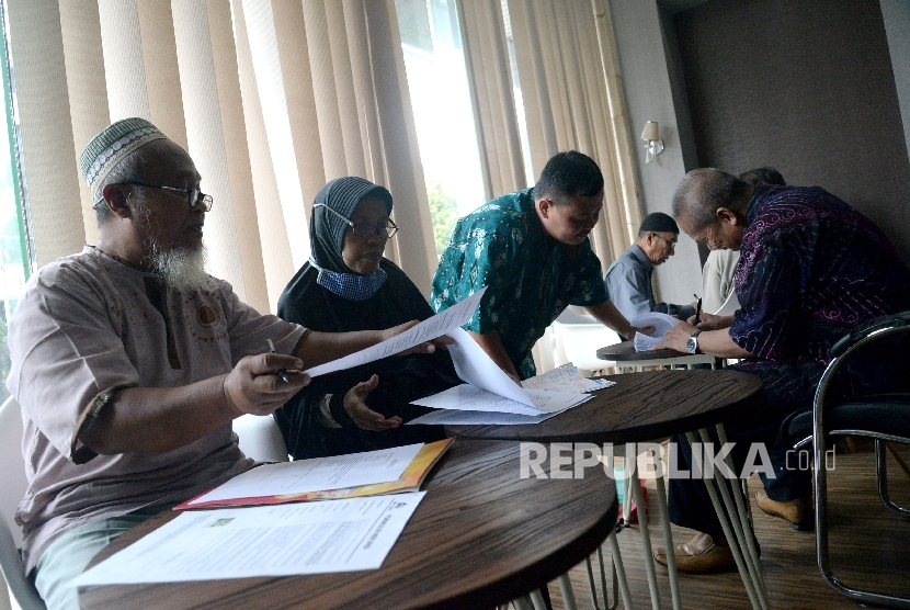  Warga yang menjadi korban First Travel mengisi formulir di posko pengaduan korban First Travel di Bareskrim Polri, Jakarta, Jumat (25/8). 