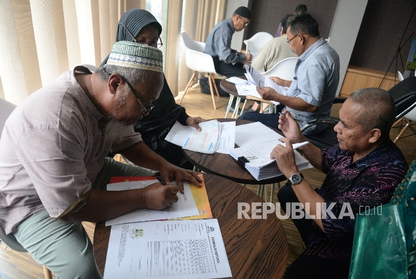 Warga yang menjadi korban First Travel mengisi formulir di posko pengaduan korban First Travel di Bareskrim Polri, Jakarta, Jumat (25/8). 