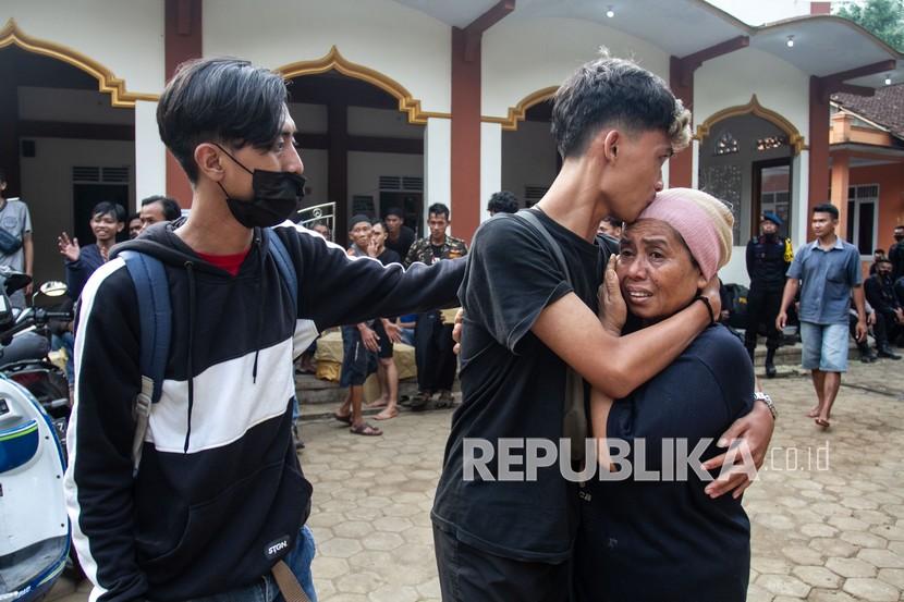 Warga yang sempat ditahan polisi bertemu ibunda usai tiba di halaman masjid Desa Wadas, Bener, Purworejo, Jawa Tengah, Rabu (9/2/2022). Sebanyak 64 warga Desa Wadas dibebaskan oleh pihak kepolisian terkait aksi penolakan pembangunan Bendungan Bener. Kisruh Wadas, KPA Desak Jokowi Lindungi Hak Rakyat