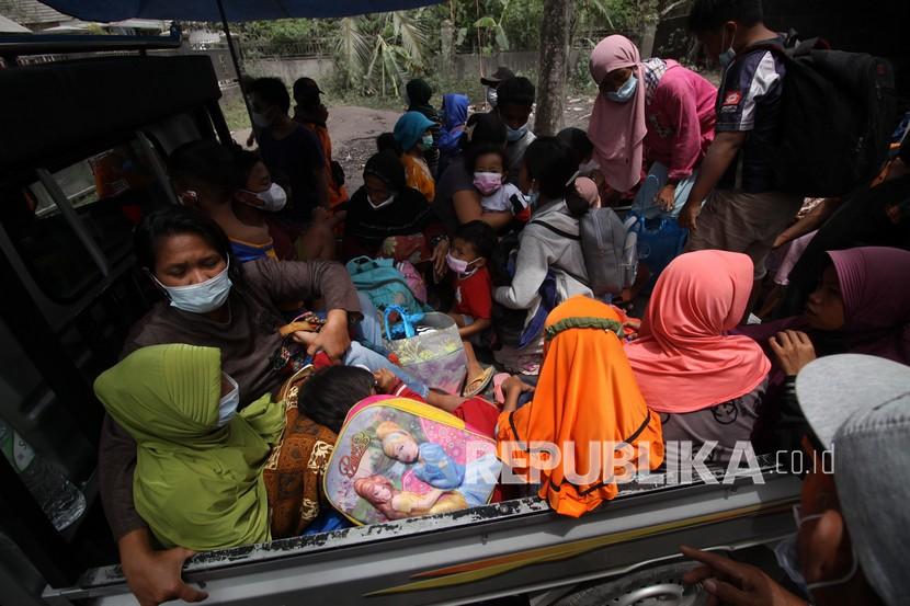 Warga yang terdampak abu vulkanik dari guguran lahar panas Gunung Semeru dievakuasi dari Desa Kamar Kajang, Lumajang, Jawa Timur, Ahad (5/12/2021). Pemkab Lumajang bersama tim reaksi cepat (TRC) BPBD Lumajang dan para relawan telah melakukan pertolongan dan mengevakuasi warga di beberapa lokasi tersebut untuk di bawah ke tempat yang lebih aman.
