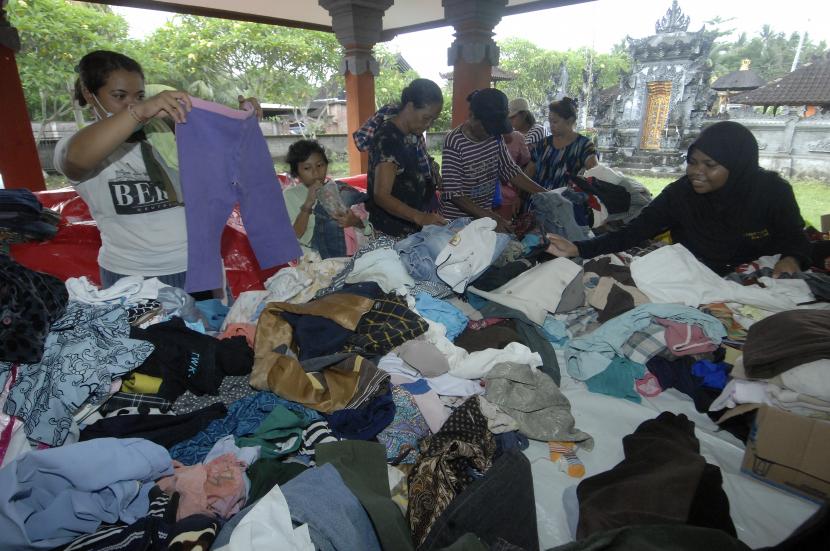 Warga yang terdampak banjir memilih pakaian hasil sumbangan di area posko pengungsian (ilustrasi).