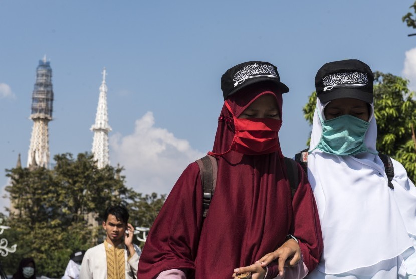 Warga yang tergabung dalam Aksi Bela Ulama 96 melakukan aksi damai di pelataran Masjid Istiqlal, Jakarta, Jumat (9/6). 