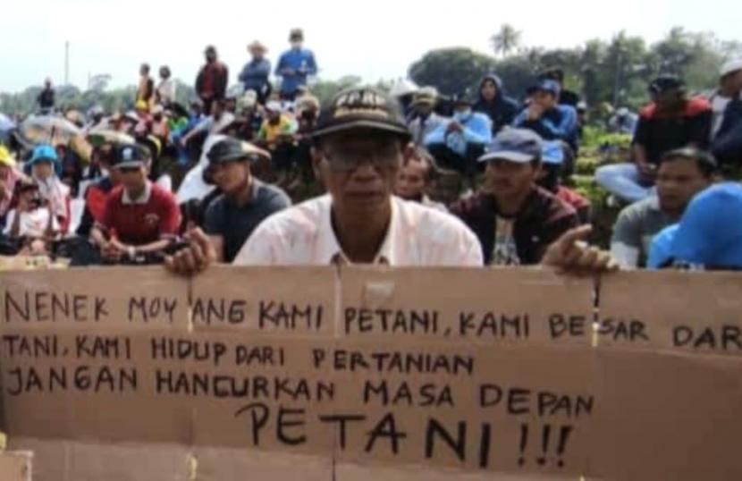 Warga yang tergabung dalam Forum Petani Rawa Pening Bersatu (FPRPB) kembali menggelar orasi dan doa bersama di patok batas sempadan rawa, yang ada di lingkungan Desa Tuntang, Kecamatan Tuntang, Kabupaten Semarang.